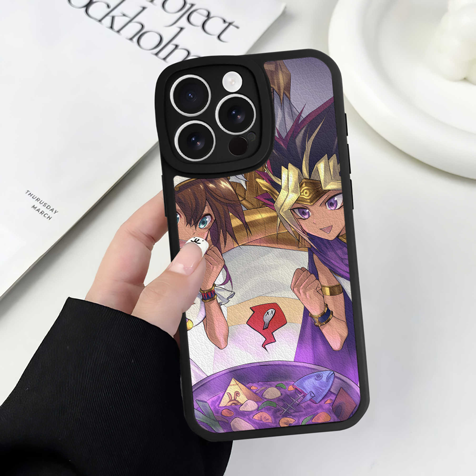（画像用） 遊☆戯☆王 Yu-Gi-Oh! 【iPhone 16シリーズ対応】シリコンスマホケース（レザー調） 材質：シリコン